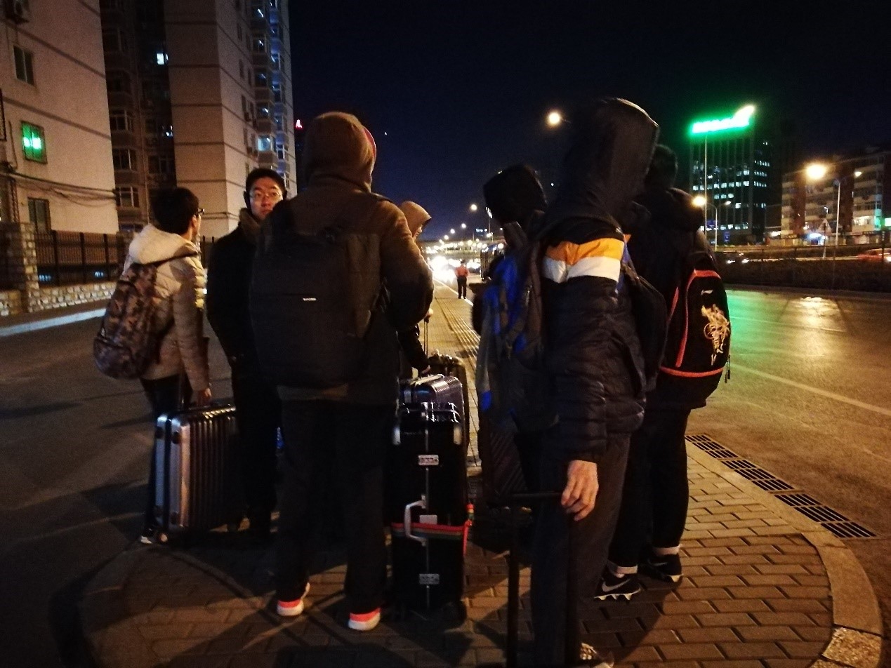 图 1 北京时间2017年2月4日晚员工们在北航北门等待机场大巴