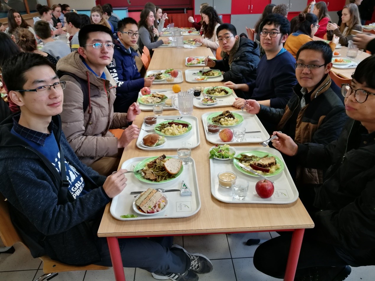 图 12 Lycée Faidherbe员工食堂的午餐